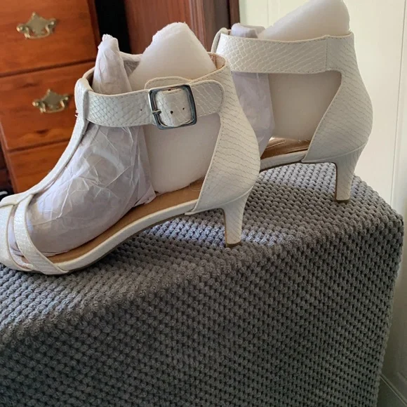 Sandals - Picture 2 of 3